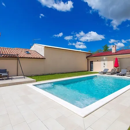 Jessica With Pool And Hydromassage, Garden, Bbq