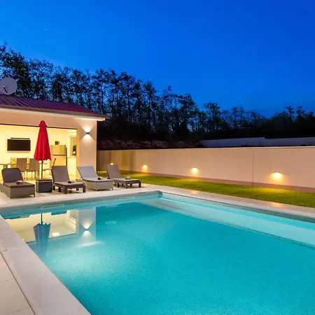 Jessica With Pool And Hydromassage, Garden, Bbq *