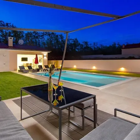 Jessica With Pool And Hydromassage, Garden, Bbq Bibici